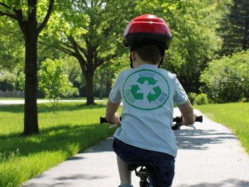 Niño montando en bici