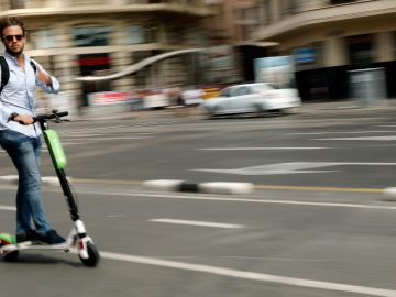 Usuario de patinete el&eacute;ctrico