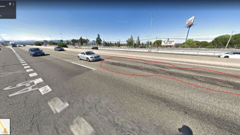 Todos los viernes paso por este punto kilométrico y todos los viernes me digo a mí mismo que nuestro gobierno no arregla las carreteras y esto se está convirtiendo en un desastre. De hoy no pasa, 7-12-18. Denuncio ese gran bache y anexo foto de julio 18 de google maps donde ya se puede apreciar su estado. 