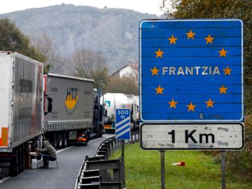 Imagen de archivo de camiones retenidos a un kil&oacute;metro de la frontera con Francia