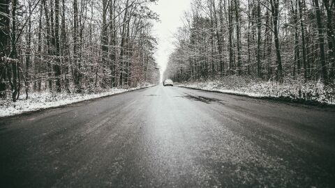 Placas de hielo en la carretera