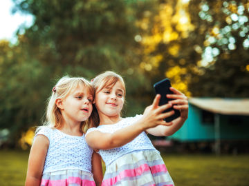 No existe una edad concreta a partir de la cual se recomiende el uso de móvil en menores, pero la tendencia es cada vez más restrictiva. No existe una edad concreta a partir de la cual se recomiende el uso de móvil en menores, pero la tendencia es cada vez más restrictiva.