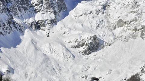 Un helic&oacute;ptero participa en las labores de rescate de los esquiadores en los Alpes italianos