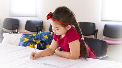 Niña en un colegio Niña en un colegio
