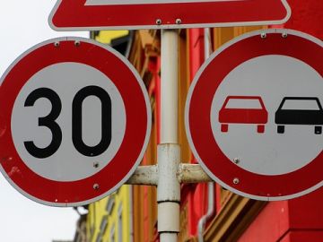 Señal de tráfico, velocidad 30km/h