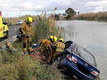 Bomberos en el accidente de circulación ocurrido en la carretera entre Elche y Dolores Bomberos en el accidente de circulación ocurrido en la carretera entre Elche y Dolores