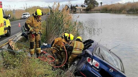 Bomberos en el accidente de circulación ocurrido en la carretera entre Elche y Dolores