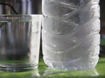 Botella de agua fría 