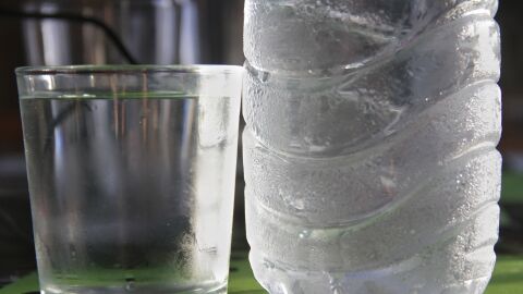Botella de agua fr&iacute;a 