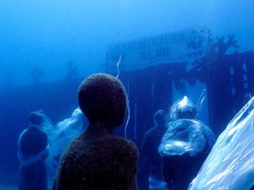 Esculturas del museo submarino de Lanzarote envueltas en plástico para denunciar la cantidad de este material en los océanos