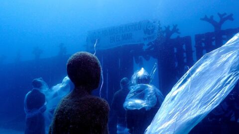 Esculturas del museo submarino de Lanzarote envueltas en pl&aacute;stico para denunciar la cantidad de este material en los oc&eacute;anos.