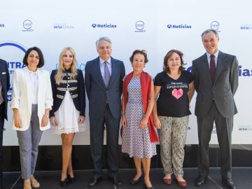 De izquierda a derecha, José Luis González Álvarez, Rebeca Palomo Díaz, Ángeles Carmona Vergara, Ignacio Garralda Ruiz de Velasco, Pilar Martín Nájera, Ana Bella Estévez y Silvio González Moreno 