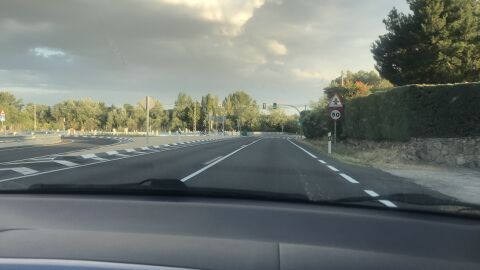 Línea discontinua mal pintada En la carretera M510 en el kilómetro 1,100, previo a un cruce regulado con semáforo han pintado una línea discontinua y ya no se debe adelantar. Está mal cubierto y cuando circulas por ese tramo parece que sigue estando la línea discontinua. Y los conductores adelantan pese a no existir señal vertical que indique que se pueda.