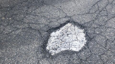 Hay un bache en la carretera del rehollar El Torno Cáceres 