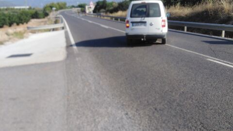 Salida hacia una muerte segura del Camino lateral, llamado Camino de la Serra a la C-422, carretera de Constanti en dirección a la rotunda que va a la Selva del Camp i a la autovía. Este Camino Lateral parte de una vía general en Reus y rodea la autovía unos 7 Km, donde a lo largo viven numerosos vecinos y que tiene la salida en esta carretera. Es por eso que es una queja generalizada de todos ellos. En esta carretera se encuentra que el carril contrario puede adelantar además hace pendiente sin límite de velocidad. En este tramo ha habido varios accidentes, pero el más trágico fue el de un vecino de la Selva del Camp, que iba con el tractor, I un coche que bajaba a una velocidad descomunal se fue al otro carril, I se empotro con el tractor. El golpe fue tan fuerte que cambio el tractor de sitio y su conductor salió despedido hacia el asfalto. Este accidente ocurrió el 22 de diciembre de 2017, ingresó en el Hospital Juan XXIII de Tarragona, estuvo 15 días en la UCI gravisimo, hasta el 5 de enero que nos dejó. Este vecino era mi padre. 