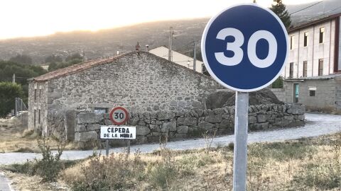 Señal equivocada En Agosto 2017 en el casco urbano de CEPEDA la MORA, Avila, pusieron unas señales para limitar la velocidad a 30 KM/hora como máximo pero las señales que han puesto a la entrada y a la salida son la contraria. Han puesto obligatorio ir al menos a 30 km/h por todo las las calles del casco urbano. Deberían retirarlas antes de que haya un accidente.