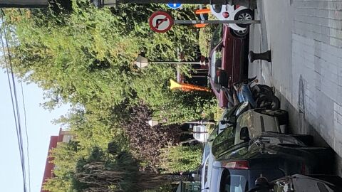 En la calle Villahermosa de valencia cp 46006 cruce con calle señera , debería de haber un stop ya q los que vienen por señera casi no ven la calle siendo que al no tener stop tienen derecho los que salen por Villahermosa y eso crea todos los días conflictos 