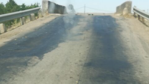 En el km21 de la carretera P-953 entre Fuentes de Nava y Autillo de Campo hay un puente en muy mal estado. Hace poco han puesto la señal avisando de que el firme está en mal estado pero eso no resuelve el problema. El puente lleva así mucho tiempo y se ha empeorado muchísimo. Es el lugar transitorio tanto para los vehículos de turismo como las cosechadoras y tractores. Esta señalizado firme en mal estado pero eso no mejora el estado del puente.