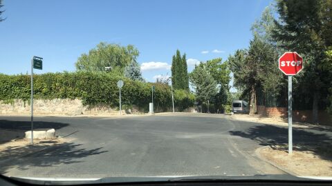 Buenas tardes. Vivo en La calle Gerifalte (molino de la hoz) y hay Justo un cruce (calle miloca y gerifalte) que la visión es horrorosa. Hemos presenciado más de un golpe, porque la visibilidad es nula. Lo más adecuado a esto, creo que sería un espejo a algo que nos facilitara la visibilidad. Gracias 