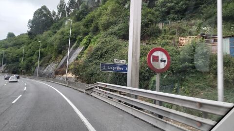 Señal oculta La señalización del desvío desde la A8 hacia la AP68 dirección Logroño está oculta tras un poste y una señal. 43.234817,-2.918027