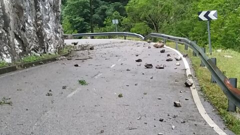 Desprendimientos piedras por falta de malla Nacional 625-Desfiladero de los Beyos A lo largo de la nacional 625 en la zona de desfiladero de los Beyos se producen continuas caídas de piedras a la carretera por falta de mallas antidesprendimientos, estos desprendimientos son diarios siendo más graves cuando llueve de una forma fuerte o fuertes rachas de aire.