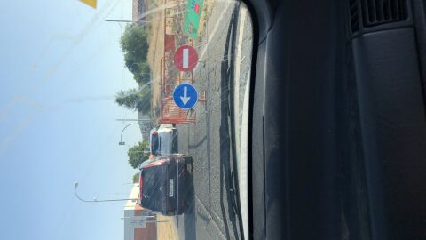 Agujero en medio de la calle Hola quería hacer una queja de un agujero en mitad de la carretera que lleva más de 3 meses sin que lo reparen y es un peligro porque le han puesto vallas y tenemos que invadir el carril contrario... el agujero se encuentra en Parla una localidad de Madrid y está situado en la Calle Prolongación Cuenca, antes del paso a nivel del tranvía. Gracias