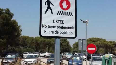 En la carretera autonómica 5052, en el tramo comprendido entre el cruce de la bota y el Rompido, costa de Huelva, en los pasos para peatones han colocado una señal vertical dirigida a los peatones que se disponen a cruzar la calzada donde se les quita la preferencia, tal y como se muestra en la foto, siendo esto una contradicción, ya que en un paso de peatón debidamente señalizado, los conductores de vehículos tienen obligación de detenerse en aplicación del art. 65.1 del reglamento general de circulación. En el mismo, no aparece esta señal. Ruego me aclaren esta situación aparentemente anómala. Gracias. 