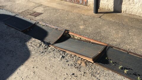 En San Esteban de Valdueza, municipio de Ponferrada (León), Calle La Reguera, 7 (detrás de Meson El Nogaledo). Calzada y rejillas en muy mal estado. Las rejillas que están en medio de la calle están hundidas y no asientan. El hormigón que las sujeta se ha desprendido. Al pisar o pasar con el coche se hunden más todavía y existe riesgo de caídas de personas o que se pueda hundir algún vehículo a su paso. Las esquinas de hierro están levantadas las esquinas pueden provocar serios daños. Denunciado en varias ocasiones, hace ya más de 4 meses, a través de la App “Línea Verde” - www.lineaverdemunicipal.info - y no hacen absolutamente nada al respecto. De hecho, en estos 4 meses está mucho más deteriorado. 
