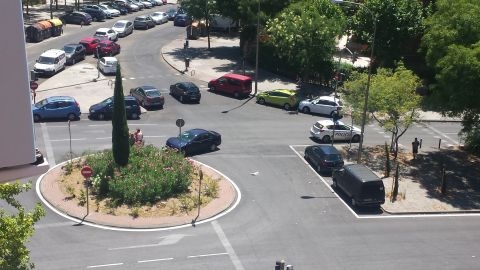 Esto es en Avd Pablo Neruda 100 con esquina a calle Lago Calafate. Los coches van muy deprisa y hay accidentes casi todas las semanas. Seria necesario un radar de velocidad para ecitar los accidentes.