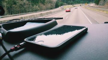 Un móvil cargandose dentro del coche