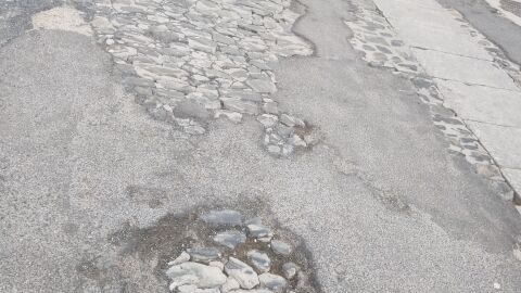 Más de 15 años esperando el arreglo de esta calle, los anteriores ediles dijeron que en febrero del 2020 empezarían, ahora nos enteramos por el concejal de urbanismo que no hay ningún proyecto ni tan siquiera el dinero, para mear y no hechar gota.