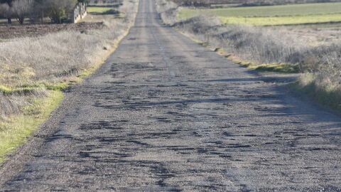 La carretera CM-401, que une Urda con la nacional 401 (Ciudad Real - Toledo) se encuentra en un estado lamentable, llena de baches, sin arcén y con piedras sueltas que se levantan al paso de los vehículos, existiendo un riesgo real de accidentes al circular por la misma. La solución no es parchearla de vez en cuando sino que la Junta de Comunidades de Castilla La Mancha o la Institución que corresponda, tome conciencia del problema y lo solucione de una vez. La apertura de año jubilar en Urda está muy próxima y considerando que asistirán miembros de gobierno Autonómico, sería bueno, que su entrada a la localidad la hiciesen por la citada carretera, así podrían hacer un reconocimiento in situ de la peligrosidad de la misma 
