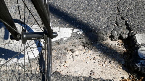 Multiples baches muy peligrosos para ciclistas, motos. Hace varios años que están ahí y no se arreglan. En la calle Embajadores dirección a Legazpi - M30 desde la Caja Mágica, a la altura del Vivero Vernatura. 