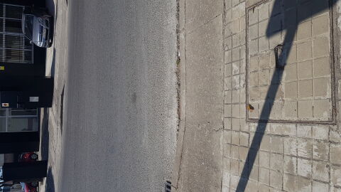 Este paso de peatones no está pintado y es un peligro ya que esta en un polígono,esta en la calle fontaneros en la localidad de Rota