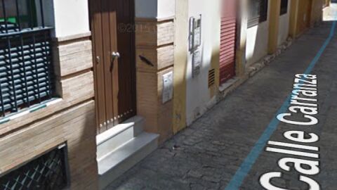 El ayuntamiento de Sevilla colocò este alquitranado en calle Carranza de Sevilla capital comprometiendose a restablecer el adoquinado primitivo en corto periodo de tiempo.Esto ocurriò en el mes de abril y a 29 de julio no se ha efectuado obra alguna. Diariamente pasan coches por esta calle que ademàs presenta gran dificultad para su transito por la estrechez de la misma