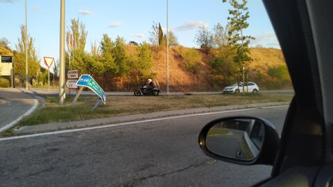 Esta señal sufrió impacto y tendría que ser sustituida. Situada en vía Dublín, en rotonda de acceso desde M-11., 28042 Madrid