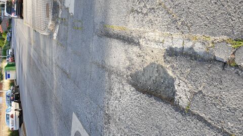 Bache en calle céntrica de Carral C/ Manuel Jesús Méndez Búa cruze con Camiño do cancelo 15175 A Coruña