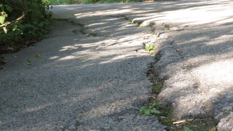 Socavones en AS-237 Socavones en la calzada de la carretera AS-237 Grao-Aviles a la altura de Villanueva, debidos a hundimientos del terreno que amenazan la integridad de la vía.