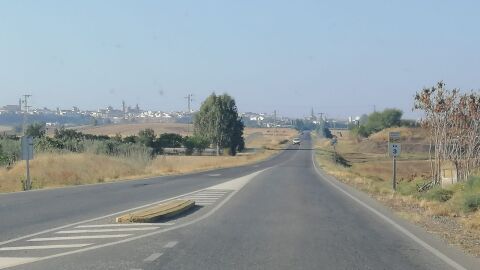 En la carretera SE4107 kilómetro 3 carretera Carmona- guadajoz no existe señalización para ese montículo. Y en el lado contrario si existe la señal pero no refleja por la noche, así pues la ves cuando estás cerca cerca. Mi denuncia es la señalización de un lado y reflejar la señal del otro. Gracias.