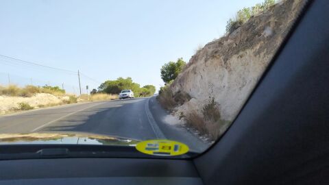 Se trata de tres denuncias encadenadas de las calles Cabo Creus, Alcazar de Segovia y de un tramo de 900m entre esta última y la rotonda con la calle Ibiza, en el término municipal de Orihuela Costa. En los tres tramos se dan las mismas circunstancias, muy mal estado de la calzada, con agujeros, alcantarillas hundidas y sobreelevadas, señalización vertical en mal estado (oxidadas y no visibles), sin iluminación, barreras quitamiedos rotas por accidentes previos y no reparadas, invasión permanente de vegetación en la calzada, desprendimientos contínuos de los terraplenes adyacentes a la vía, y lo peor de todo como se puede apreciar en las fotos en los costados de la vía no existe espacio para transitar a pie, y se da la circunstancia que los tres tramos son utilizados por numerosas peatones, algunos con coches de bebé, minusvalidos con vehiculos eléctricos de pequeñas dimensiones durante todo el día y las primeras horas de la noche para acceder a las zonas de playa y ocio existentes ras cruzar por encima de la AP-7. El riesgo de accidente es extremo. Estas circunstancias han sido puestas por mí en conocimiento del Ayuntamiento de Orihuela hace más de un año, y la respuesta fue que tomaban nota de ello, y eso hasta el día de la fecha 23/07/19 en que el estado de estas vías no sólo no ha mejorado sino que con el paso de este tiempo ha empeorado.