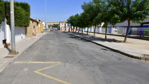 Es una propuesta para reasfaltado de la carretera, ya que hay un tramo como de 25 metros lleno de grietas, que cada vez se hacen mayores. Esta situado en la calle Rojo el alpargatero de La Unión (Murcia), creo que supone un peligro de seguridad para los vehículos y los peatones que circulan por esa calle, ya que hay justo a la derecha una guardería, en el que cada día cruzan la carretera mas de 50 niños con sus padres.