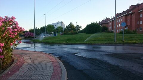 Buenos días, Este es un caso particular pero seguro que sucede en otros muchos municipios y/o localidades. En Villanueva del Pardillo sucede en varias rotondas. Esta en particular es la que se encuentra entre la Avenida Juan Carlos I y Camino Real. El riego en esta rotonda lo deben hacer alrededor de las 7:00 h. y en exceso, dejando que el agua recorra el exterior invadiendo la calzada. Esto hace que el paso con una moto sea peligroso. Quiero que pongan una solución y propongo que el riego se realice más temprano (4:00 h. por ejemplo), durante mucho menos tiempo y con los aspersores bien dirigidos puesto que en ocasiones riegan el asfalto. Gracias