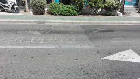 CARRETERA Y ACCESOS A CALLES EN MAL ESTADO HOLA, EN XIRIVELLA AVD. CAMI NOU, EN CASI TODA ESTA LLENA DE BACHES Y EN ALGUNOS LOS COCHES TOCAN EL BAJO DEL MOTOR CON EL SUELO. GRACIAS