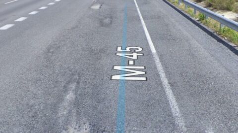 La salida 15 de la M-45 con dirección M-31 tiene varios socavones y hay que salirse al arcén para no dañar los amortiguadores. 