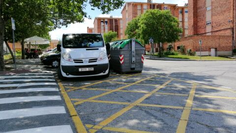 Buenas tardes: Contenedores mal ubicados junto al Bar " Las Arenas", sito en Avda. Marqués de Lozoya, 25. CP 40004 de Segovia. El problema de visión lo tienen los conductores que salen de Plaza Tarragona, cuando cruzan el paso de peatones y se quieren incorporar a la Avda. Marqués de Lozoya. Esos contenedores, unido a que en el espacio que queda entre contenedores y paso peatones, suele aparcar algún vehículo, como lo está haciendo el blanco, 3111GZC, impiden ver qué vehículo se acerca por la izquierda, teniendo que sacar casi todo el morro del vehículo que se incorpora la la Avda. Marqués de Lozoya, con el consiguiente peligro de accidente, provocado por esa mala ubicación de los contenedores. Hace tiempo solo había un contenedor, y al colocar el segundo, tapan la visión, salvo que lo ubiquen bien, que sí se puede. Saludos