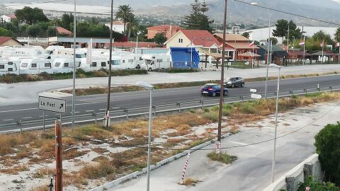 El límite de velocidad en la avda Miguel Hernández, a la altura 214, es de 20km/h, los coches suelen superarla con creces, siendo de alto riesgo por ser zona residencial, por lo que solicito la colocación de badenes. 