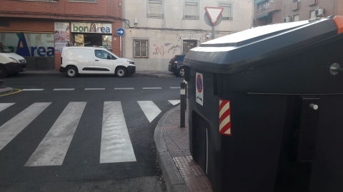 Os dejo foto para que veáis la colocación de este contenedor de basura, gracias al cuál ,donde no ha habido accidentes jamás , está empezando a provocarlos . Está en la calle Concilio, en Alcobendas