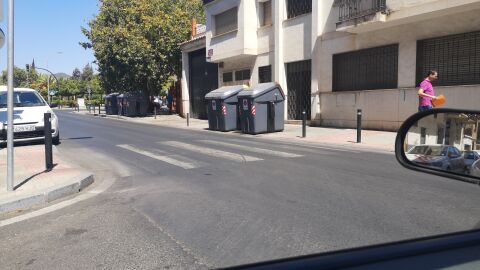 El cruze está situado entre la Avenida Virgen de las Angustias y la salida de la Calle Lorenzo Ferreira. Hay una señal de Ceda saliendo de la Calle Lorenzo Ferreira, el problema de este cruce esque carece de visibilidad por lo que te obliga a asomar el morro del coche a la Avenida interrumpiendo el camino a los vehículos de la Avenida y exponiendote a tener un accidente. Lo apropiado sería colocar un espejo situado enfrente para poder ver en especial si aparecen vehículos del lado izquierdo (el punto de vista desde la salida de dicha calle) ya que el lado derecho es más visible. 