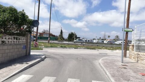 Necesidad de Stop en La Font, Alicante En el cruce de Avda Miguel Hernández, a la altura 214, con la calle Font de la Favara es necesario la presencia de un Stop, ya que al incorporarse los coches por de dicha calle hacia la avenida por la derecha, estos tienen preferencia, con los conflictos y accidentes que ello conlleva al no estar señalizado con un stop ni ceda el paso.