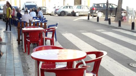 En la Plaza Santa Bárbara de Catadau hay dos bares que ponen mesas en la carretera ocupando un paso de cebra creando un peligro de atropello para las personas que se sientan en las mesas.